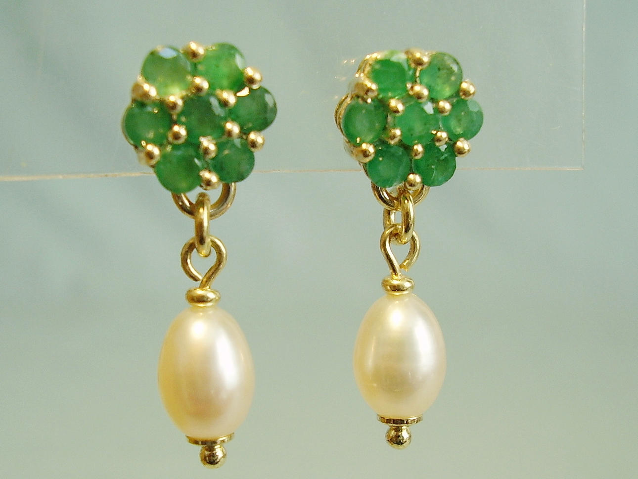 EMERALD ÖRHÄNGEN, naturliga smaragder och äkta pärlor.