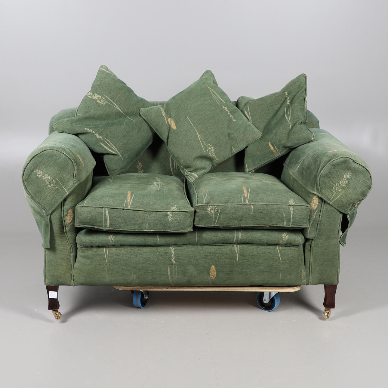 EN MODERN STOPPAD SOFFA.