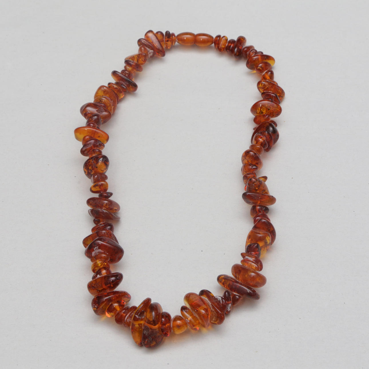 UN COLLAR, de color ámbar.