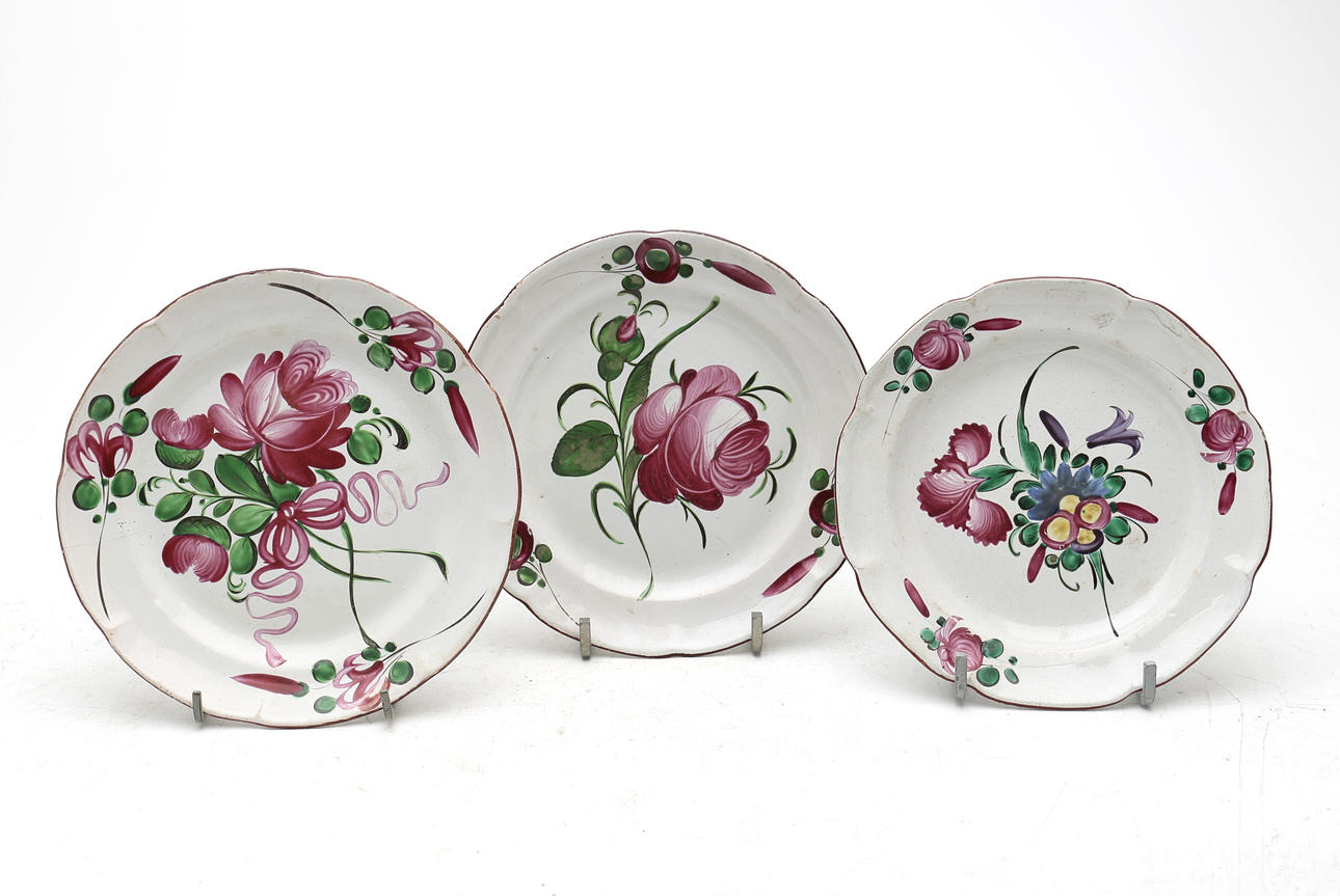 Drei französische Teller aus Steingut von Saint-Clément.