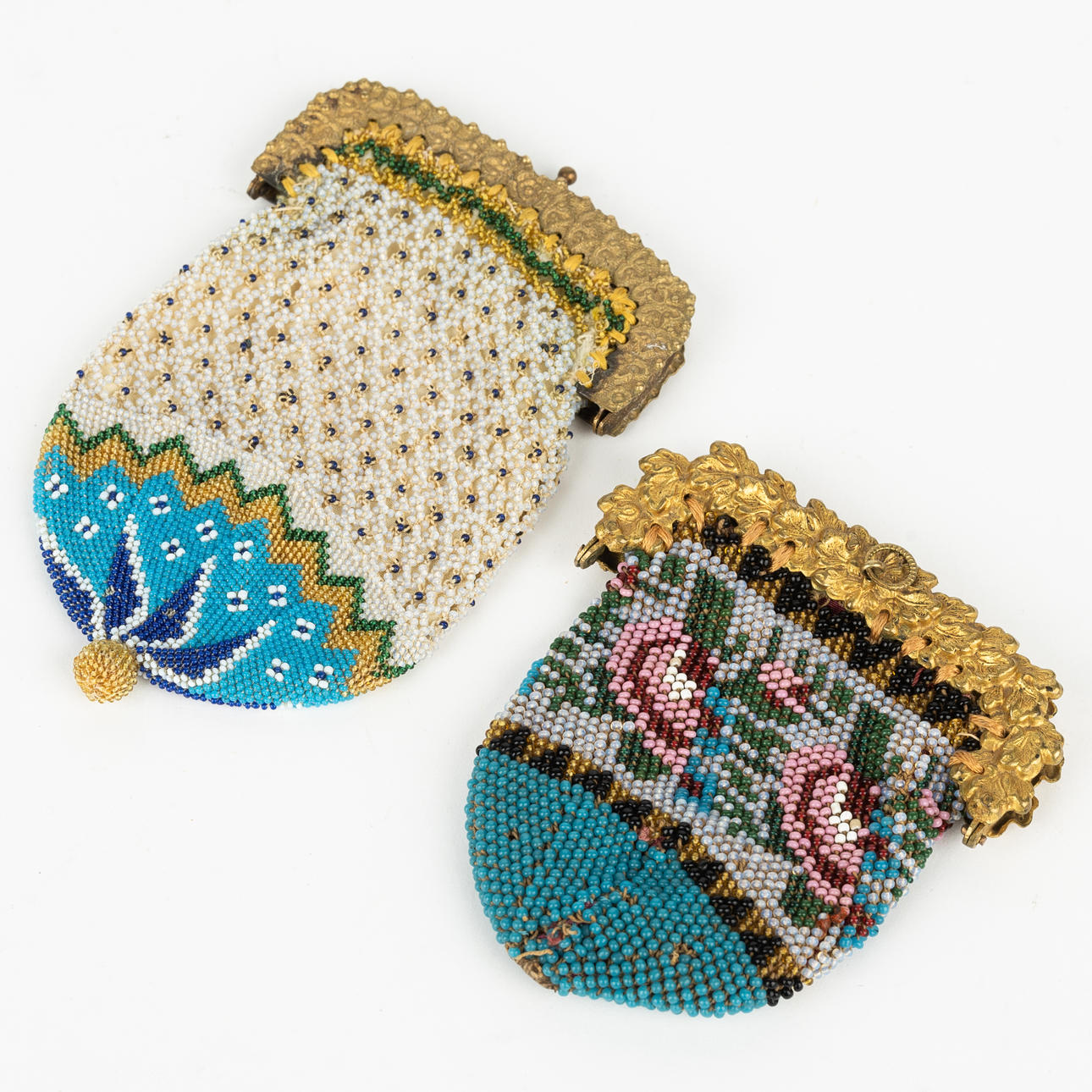 Ein Paar Handtaschen, mit Perlen bestickt, um 1900.