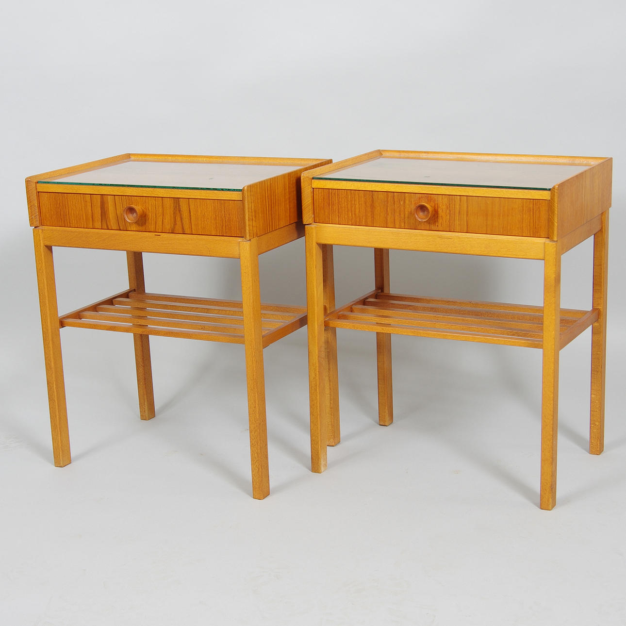 NATTDUKSBORD, 1 par, teak/bok med glasskiva.