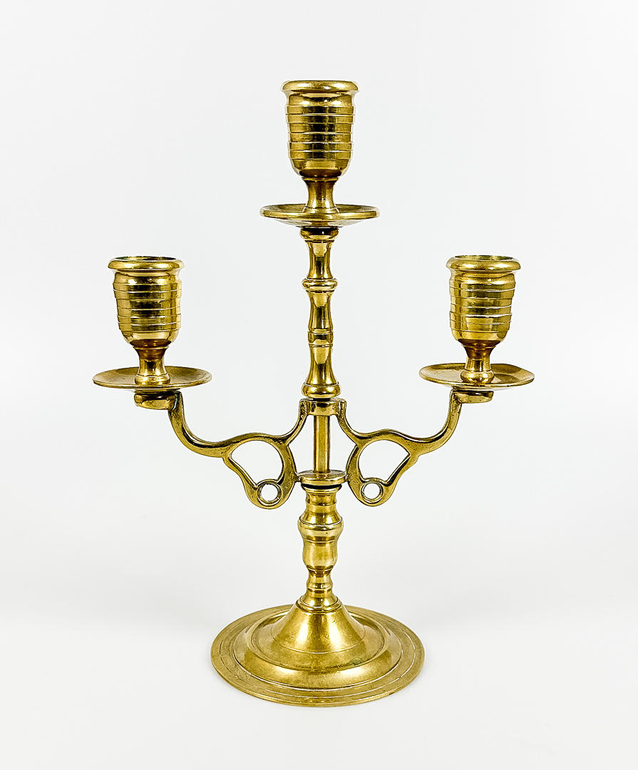 Un candelabro de bronce, Perrage, Inglaterra.