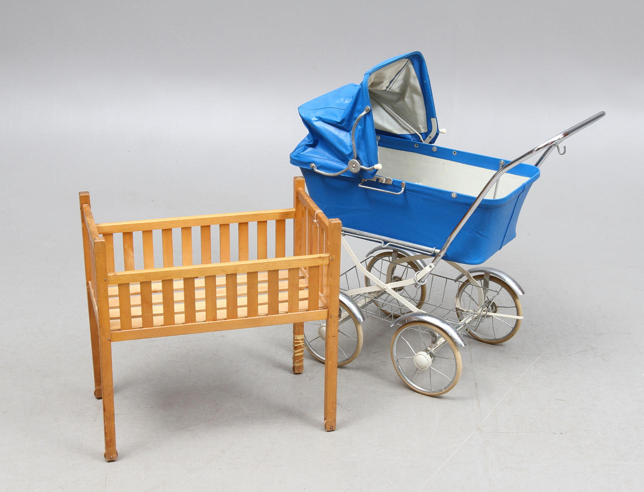 DOCKVAGN, Emmaboda och DOCKSÄNG, trä, 1900-tal.