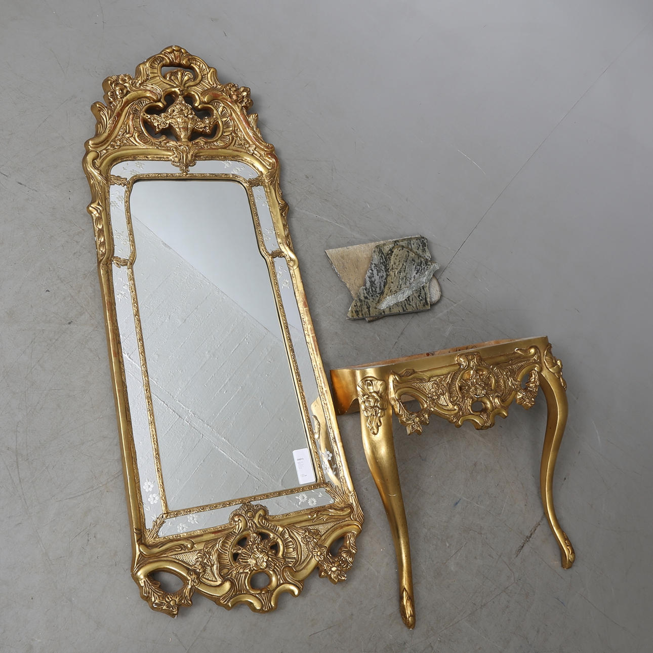 SPEGEL med TRYMÅ, rokokostil, AB Glas och Trä, Hovmantorp, 1900-tal.