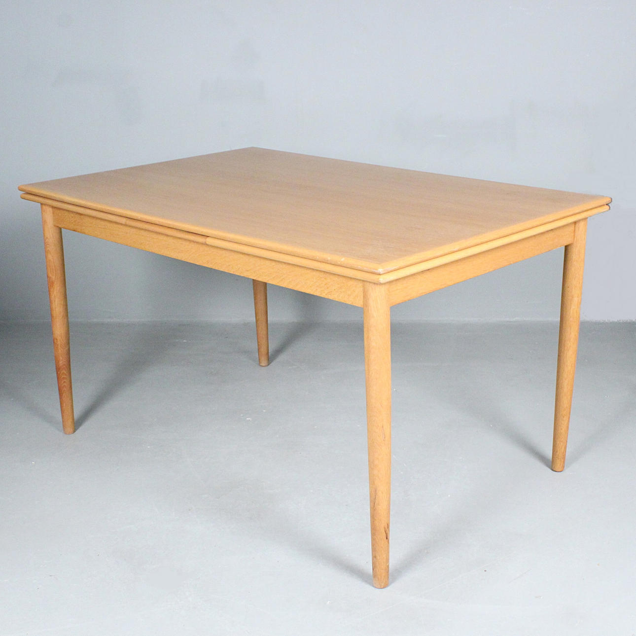 Erweiterbarer Tisch / Esstisch aus Eiche.