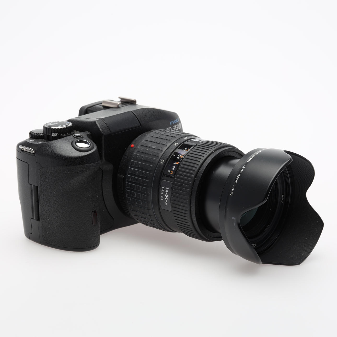 CÁMARA Olympus Evolt E-330 con lente 14-54 mm.