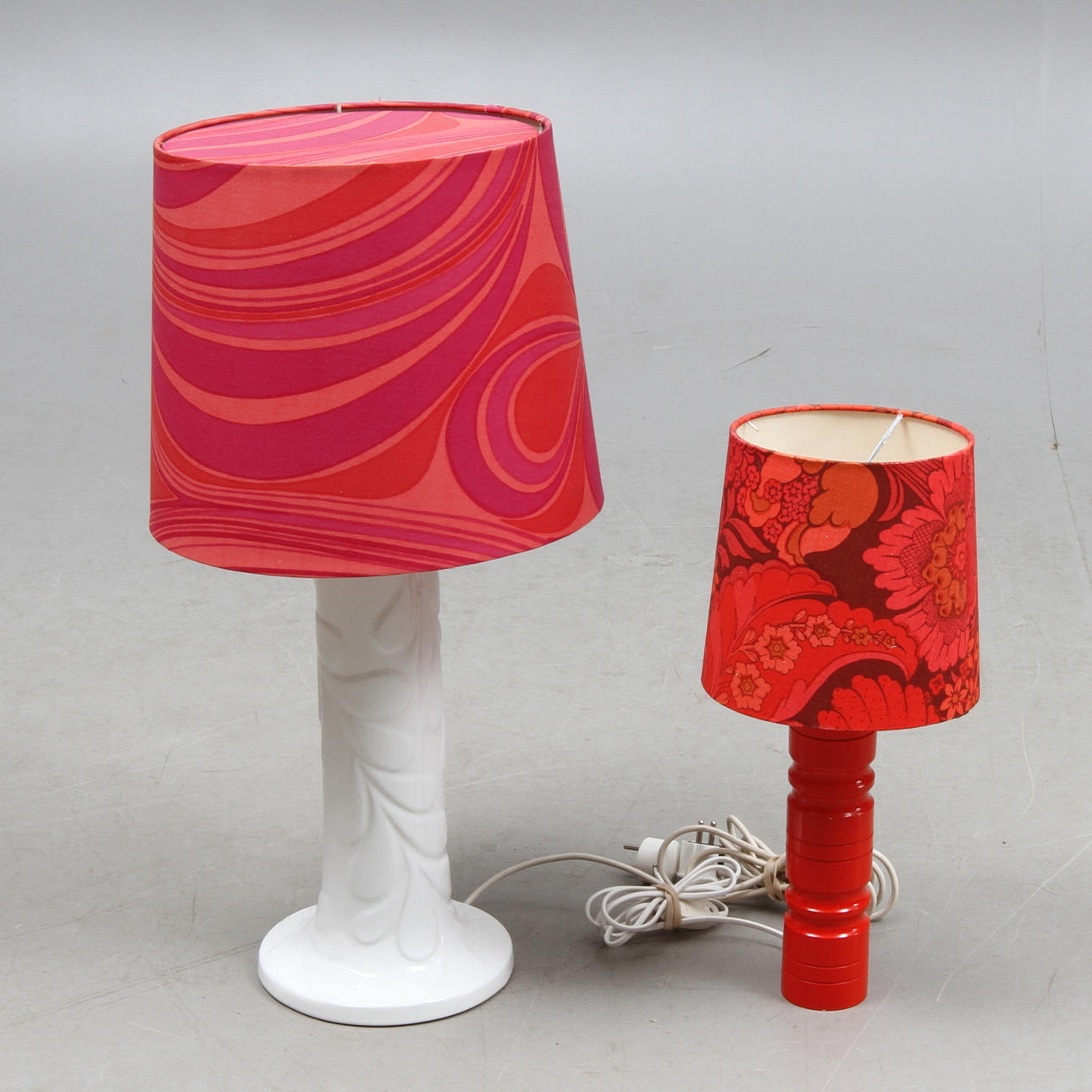 BORDLAMPOR, 2 st, keramik samt trä, 1900-tal.