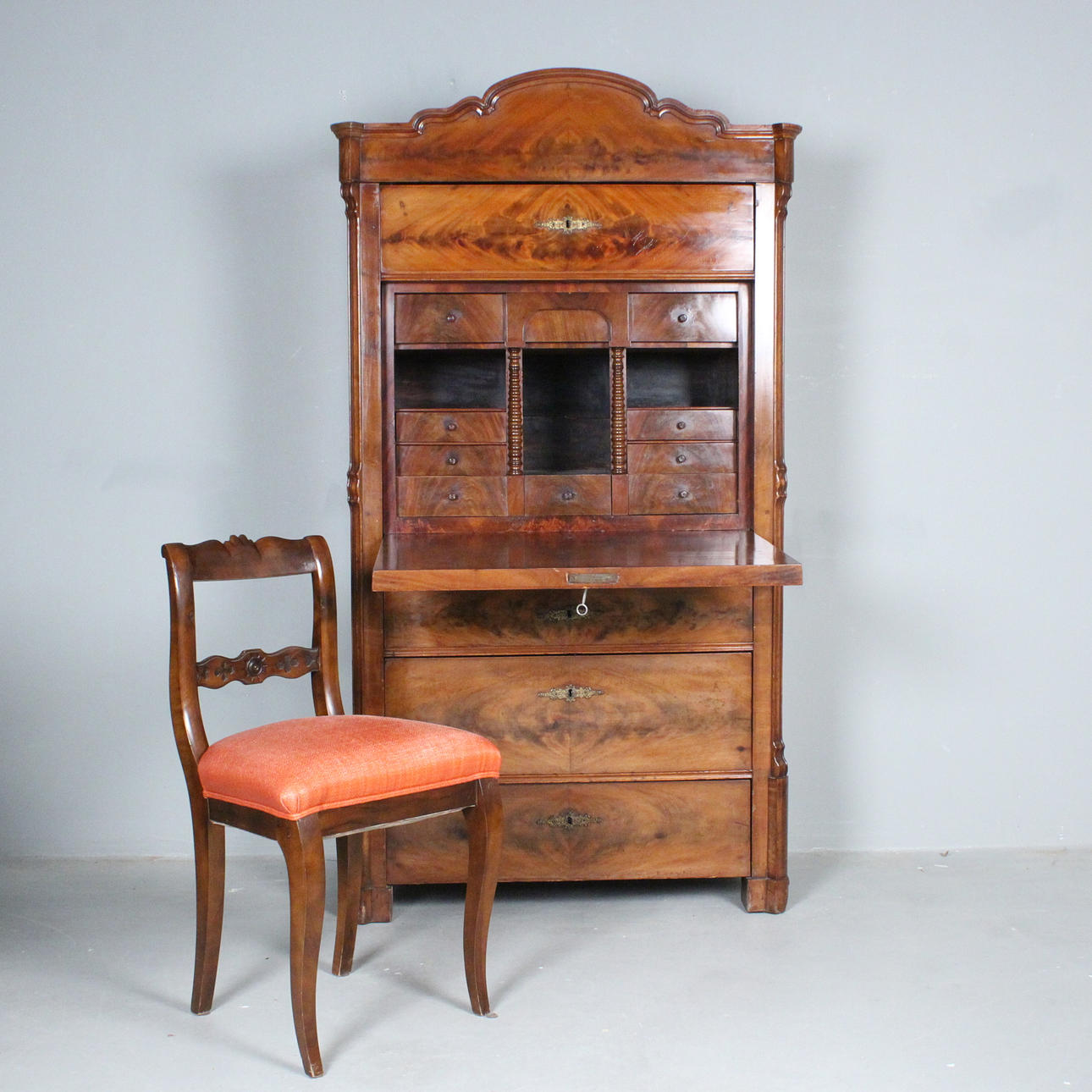 Biedermeier sekreterare med stol. Möbler - Byråar - Auctionet
