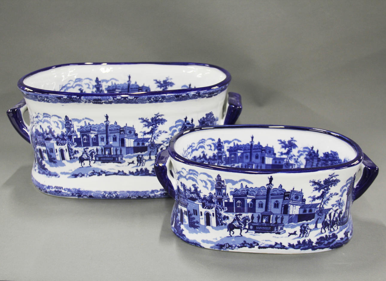 DOS LAVAPIÉS DE PORCELANA.