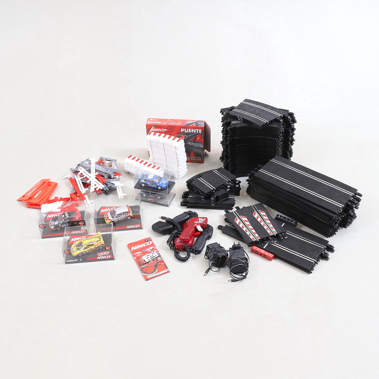 Eine Autostrecke, Ninco, 5 Autos, zeitgenössisch.