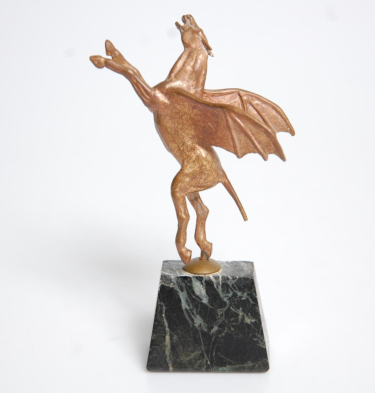 SKULPTUR, " Pegasus " brons på marmorsockel, 1900-tal.