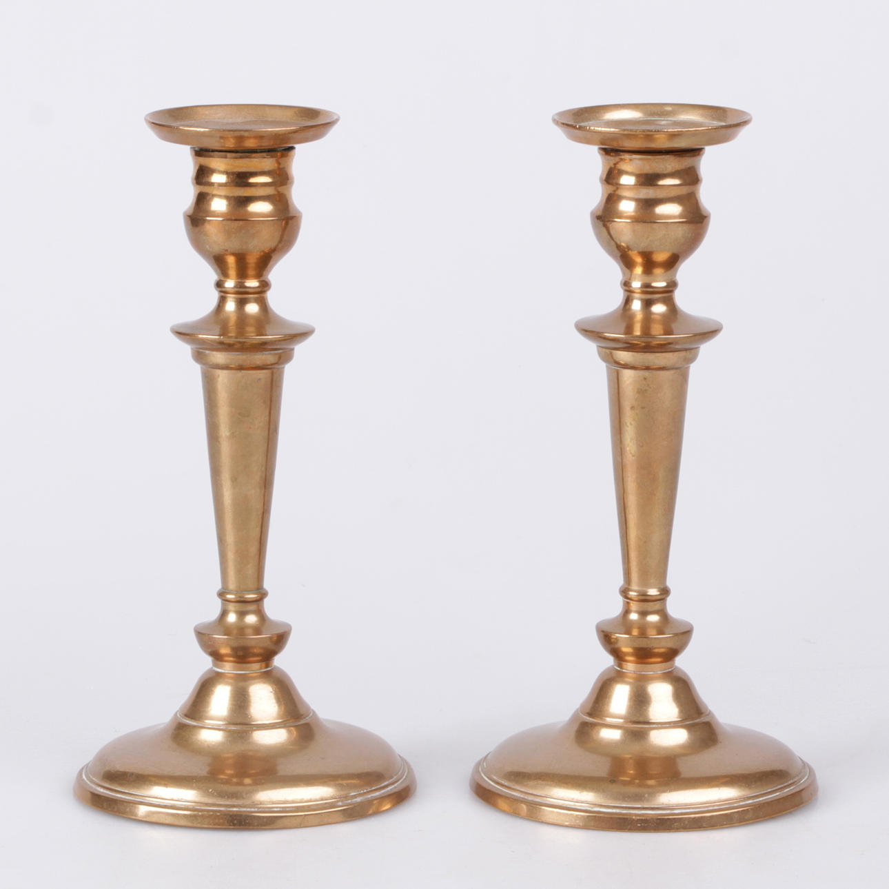 LJUSSTAKAR, ett par, mässing, skultuna nr 14, 1900-talets första hälft.