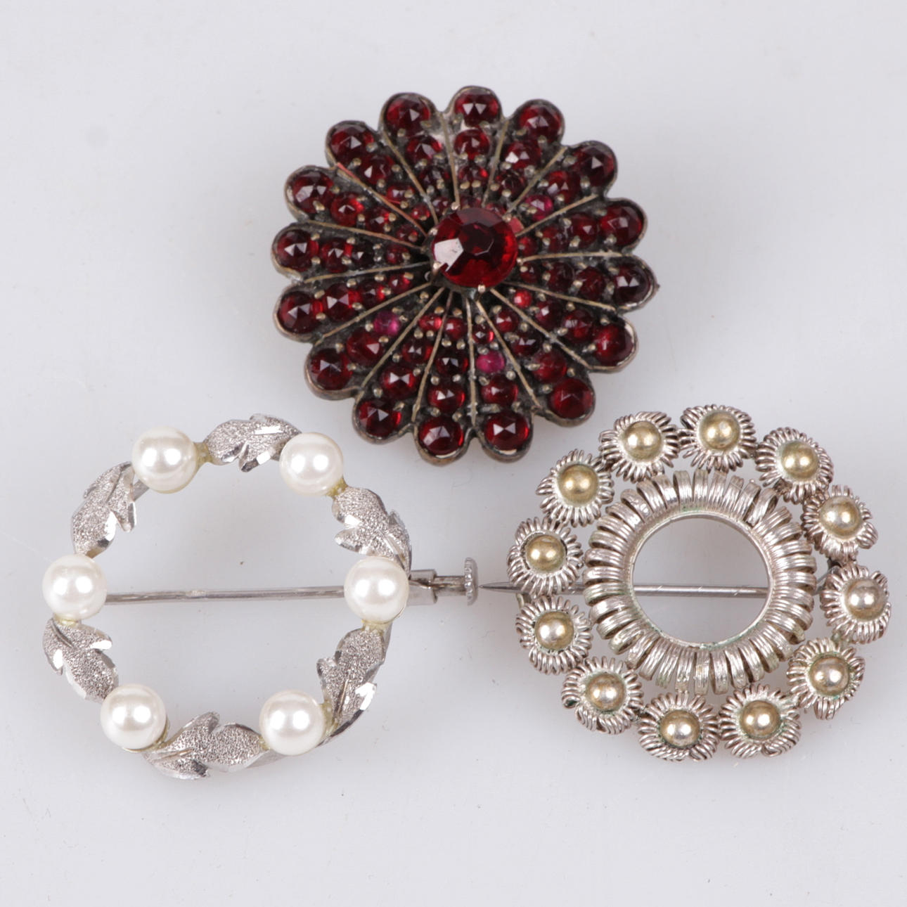 BROCHER,3 st. Varav två i Silver, 1900-tal.