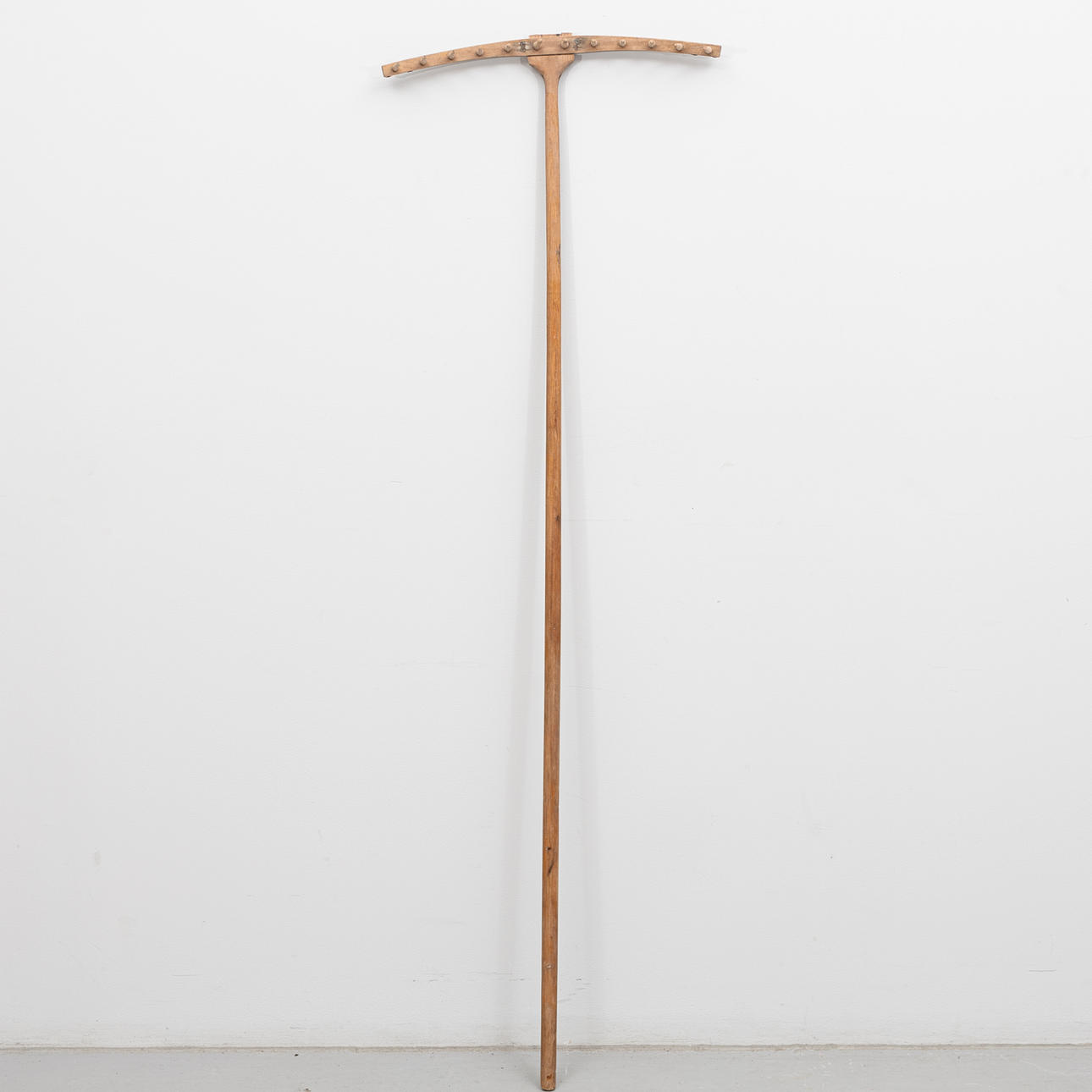 Un rastrillo de madera del siglo XX.