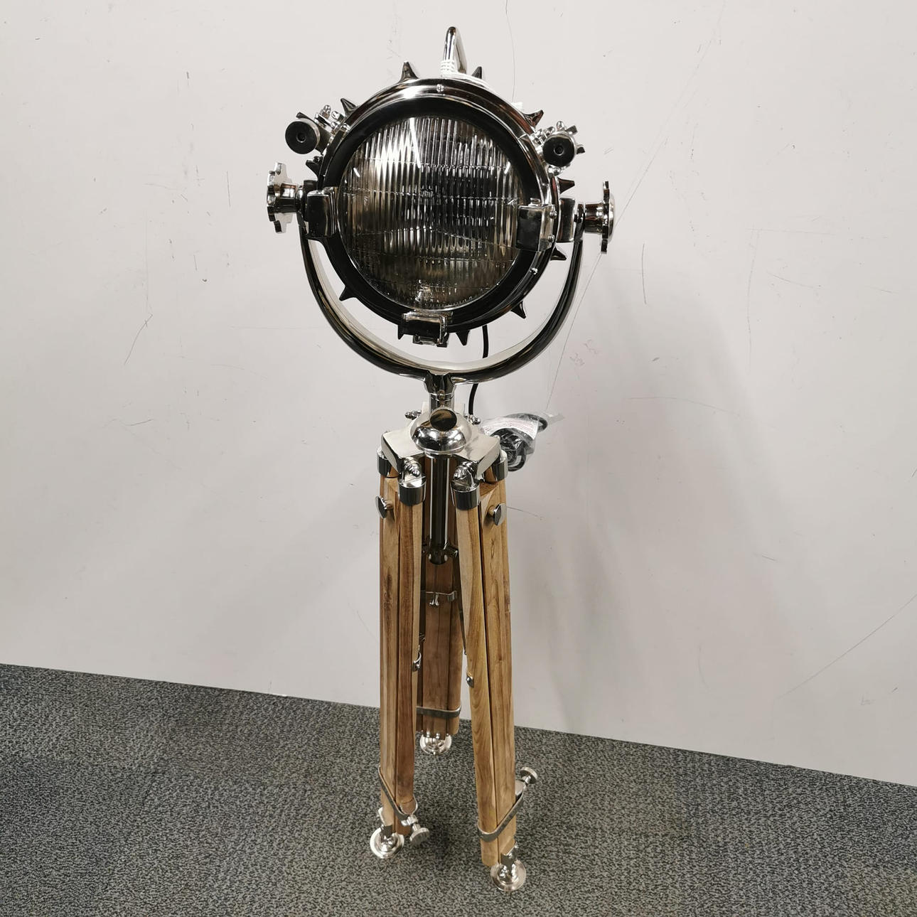 STEHLAMPE IM MODERNEN SUCHSCHEINWERFER-STIL.