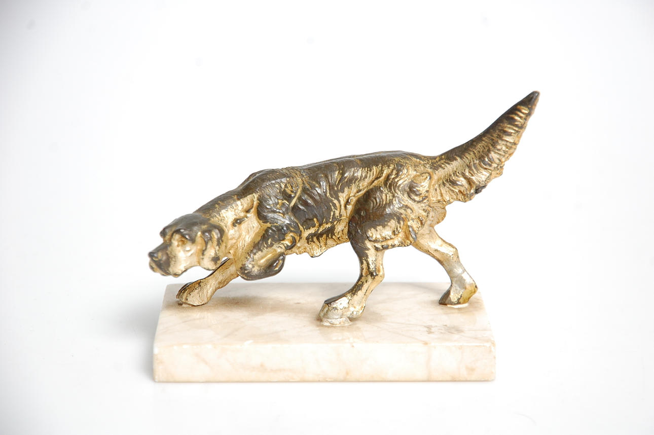 SCULPTURE, "Irish Setter" on marble plinth, 1900s.