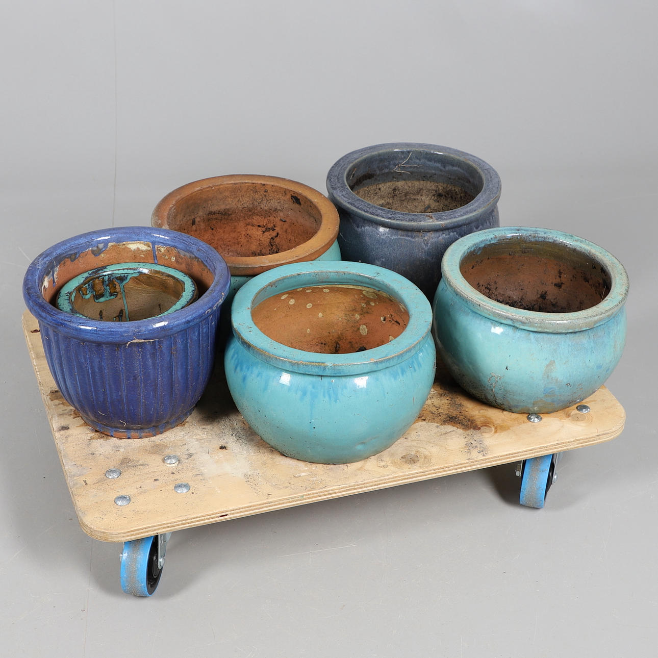 DIVERSE GLASEREDE HAVEKRUKKER I STENTØJ.