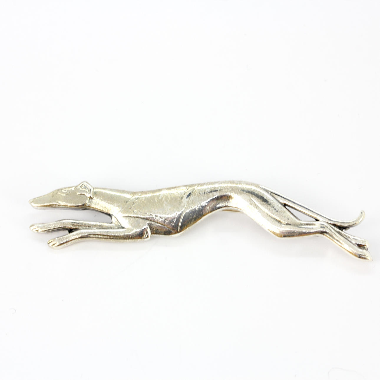 SILBERNE WINDHUND-BROSCHE.