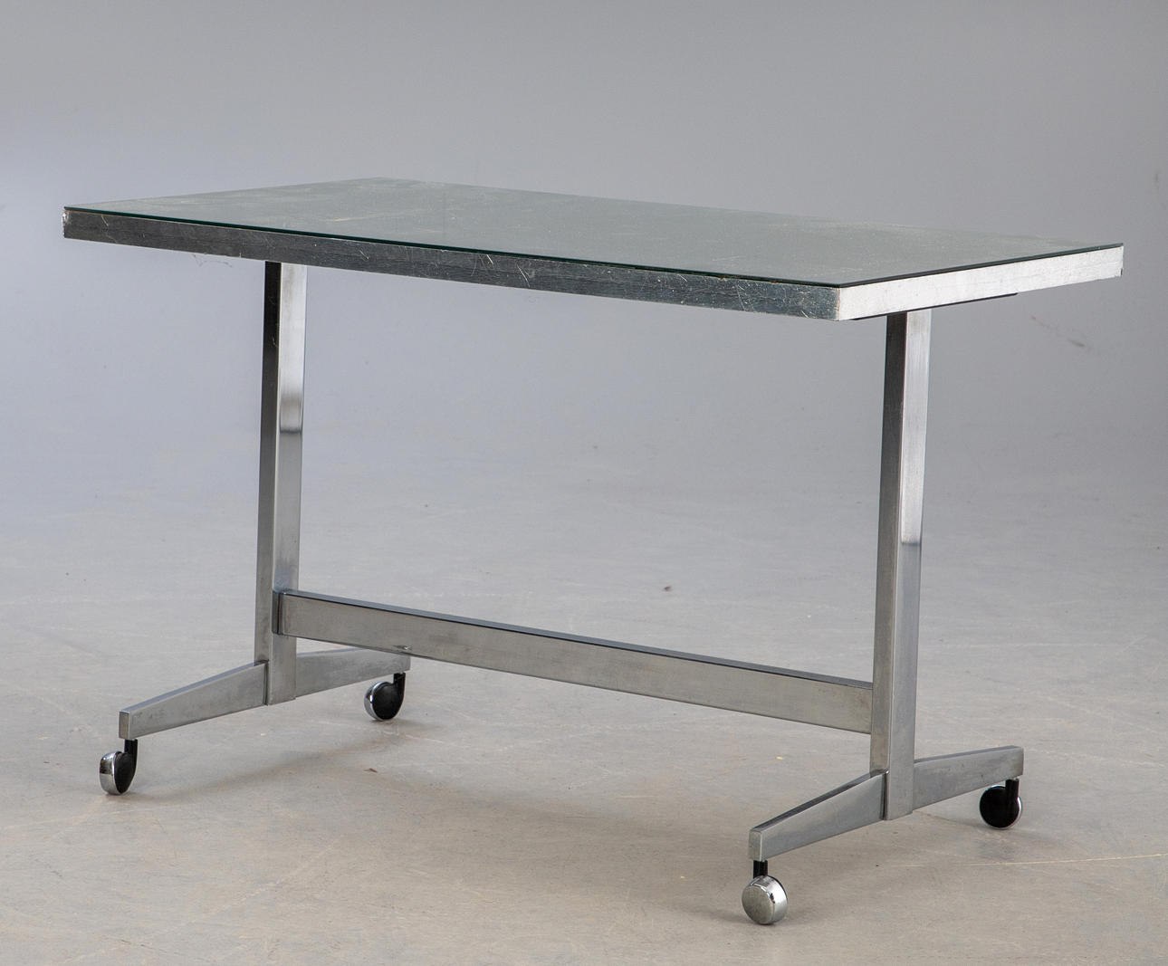 Glastisch auf Rollen, 1970er Jahre.