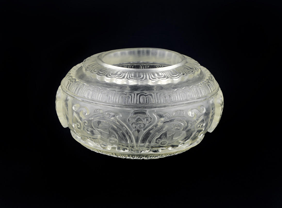 GLASGEFÄSS, CHINA. Ovoid kristallin kropp, lättnad bakgrund, samtida.