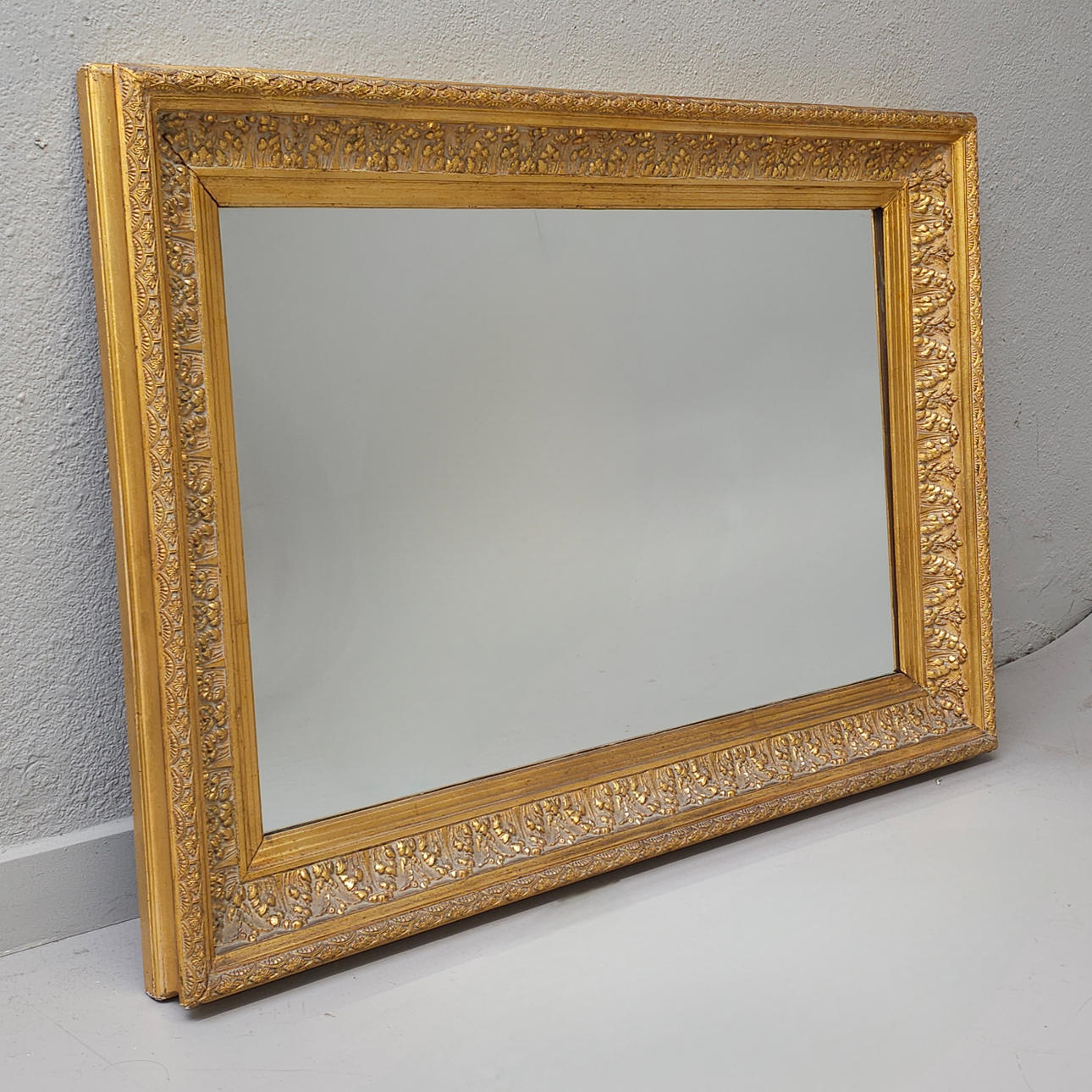 ESPEJO DE ANCHO MARCO DORADO. CIRCA 1940.