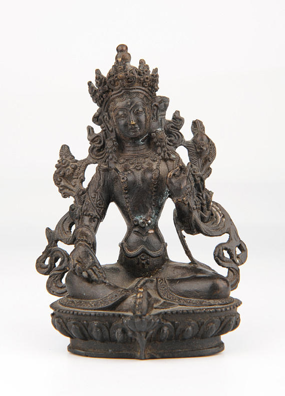 BUDDHA / BODHISATTVA. Mudra sitter på tronen, patinerad brons.