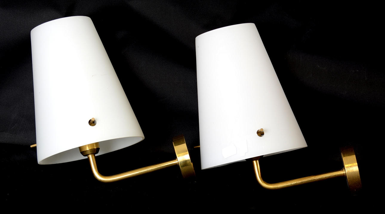 VÄGGLAMPETTER, ett par, mässing och frostat glas.