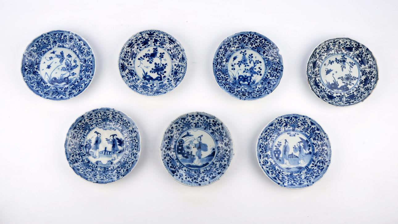 7 KLEINE TELLER. Kina, Quing dynastin, blå och vit målning underglasyr.