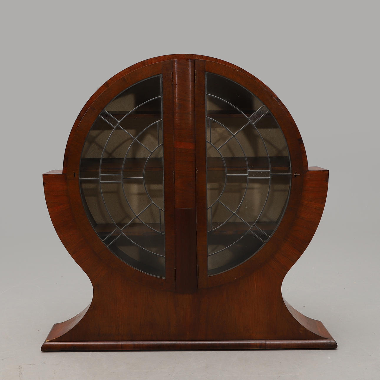 Eine Art-Deco-Vitrine aus dem 20. Jahrhundert.