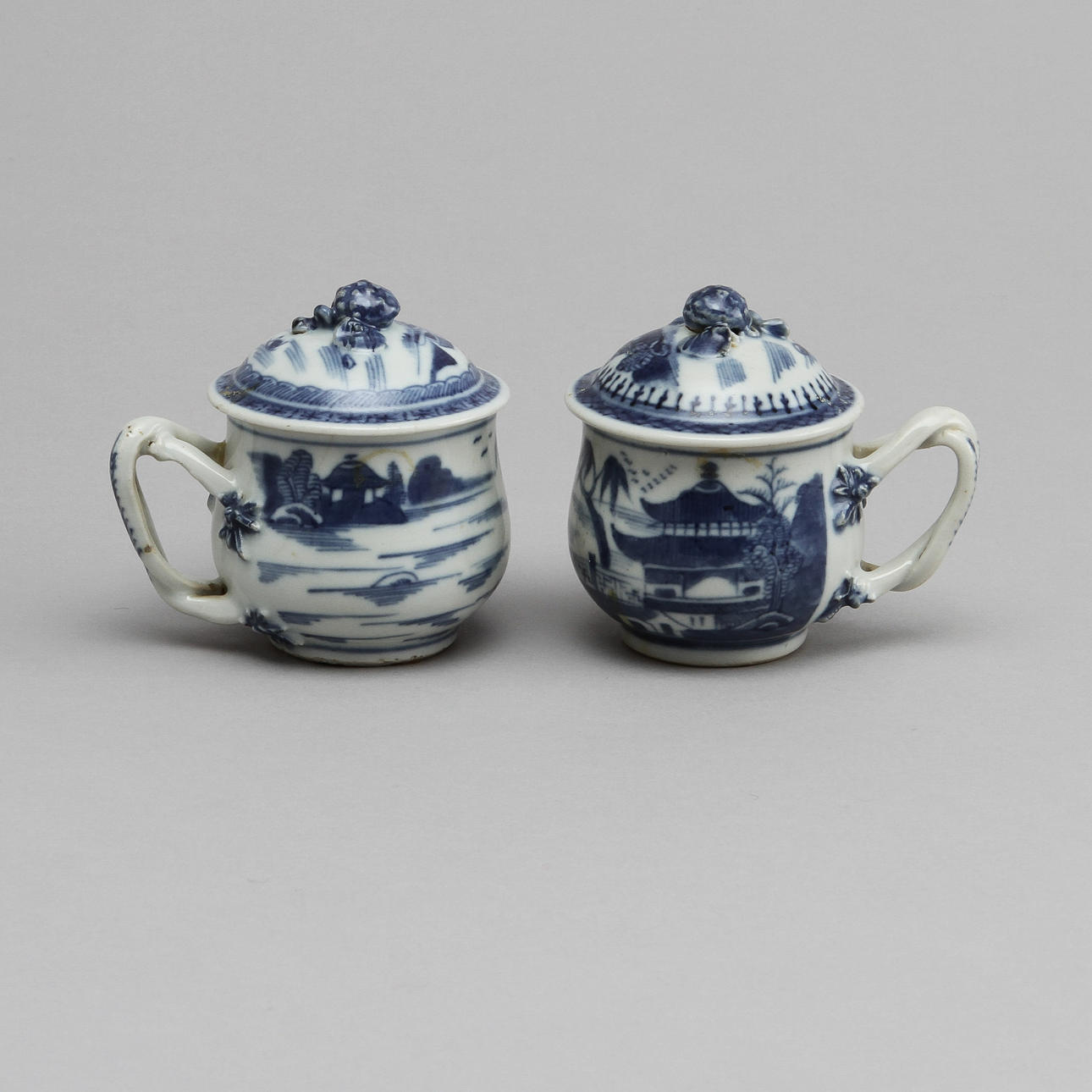 CREMEKOPPAR, 2 st, porslin, Kina, 1700-tal.