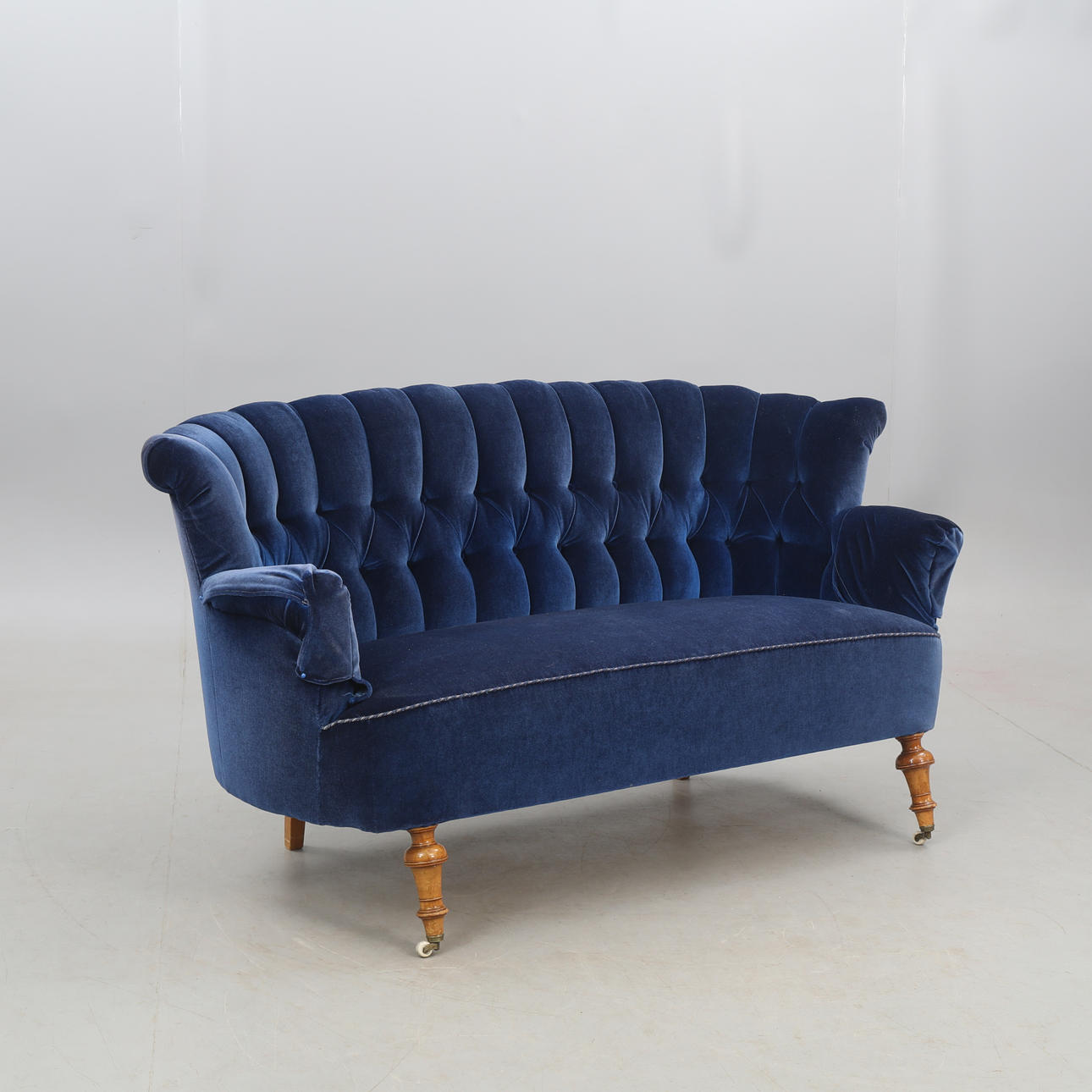 SOFA, hjul på forbenene.