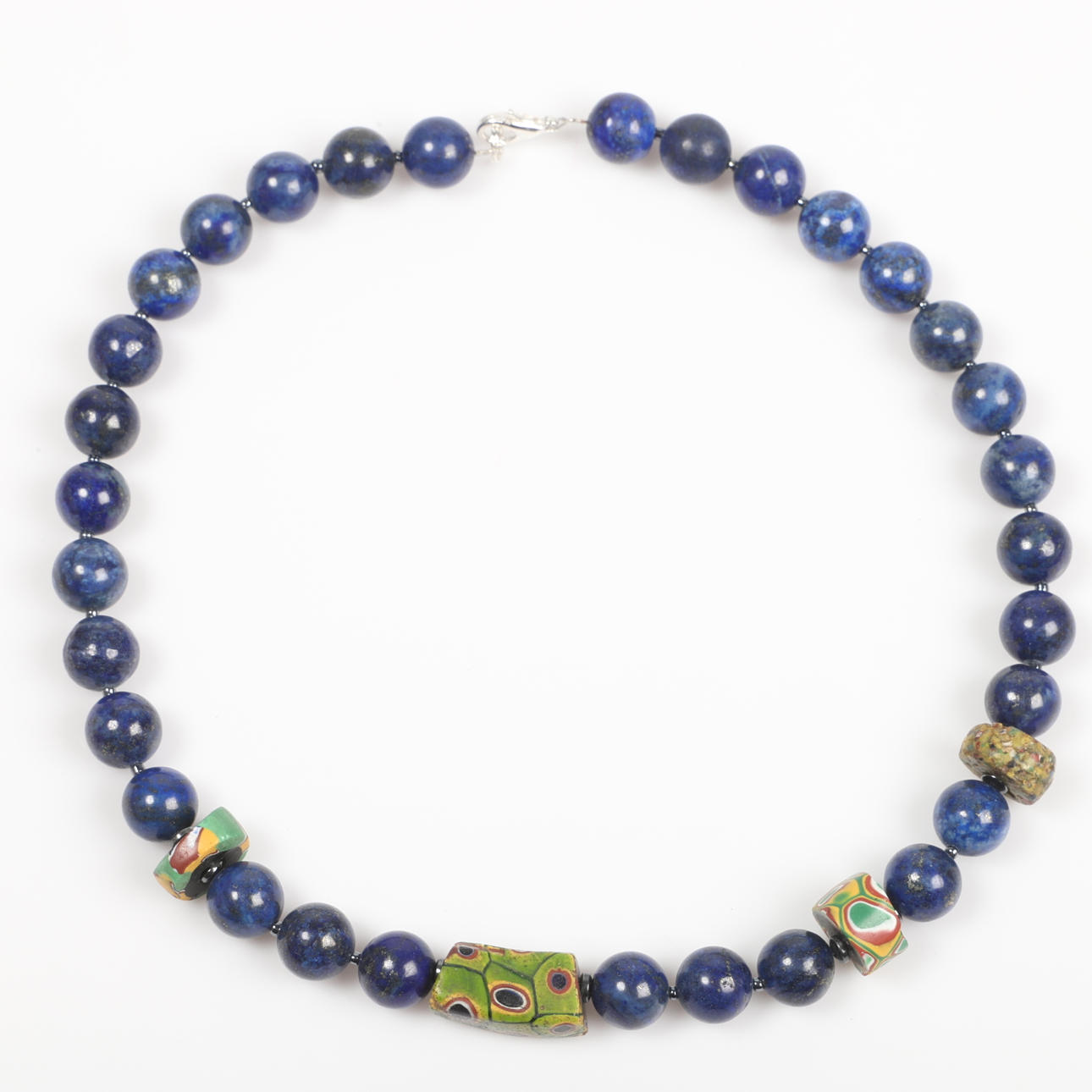 COLLIER, lapis lazuli med afrikanska pärlor.