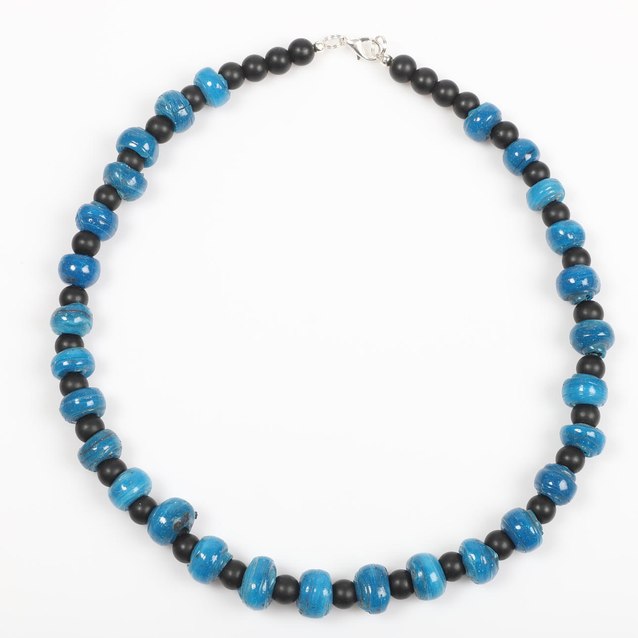 COLLIER, lavasten med afrikanska pärlor.