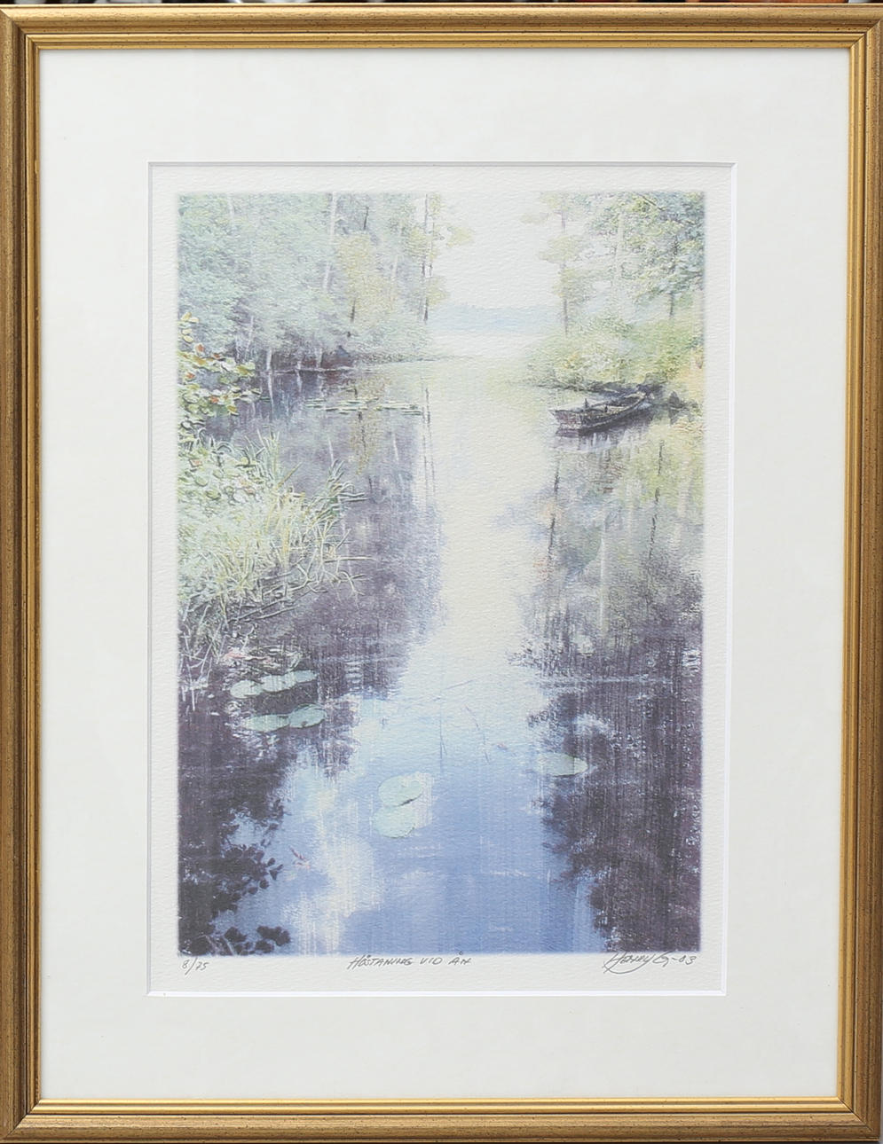 HENRY GUSTAVSSON. "Höstaning vid ån". Färglitografi, signerad, daterad -03, numrerad 8/75.