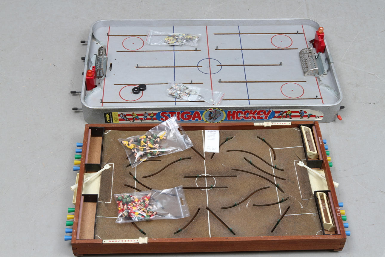 FOTBOLLSSPEL och STIGA ishockeyspel. mitten av 1900-tal. Kompletta med spelare.