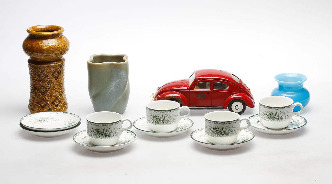 KERAMIK OCH GLAS samt LEKSAKSBIL, 8 delar, Rörstrand, Bitossi, Erik Höglund, Ekeby.