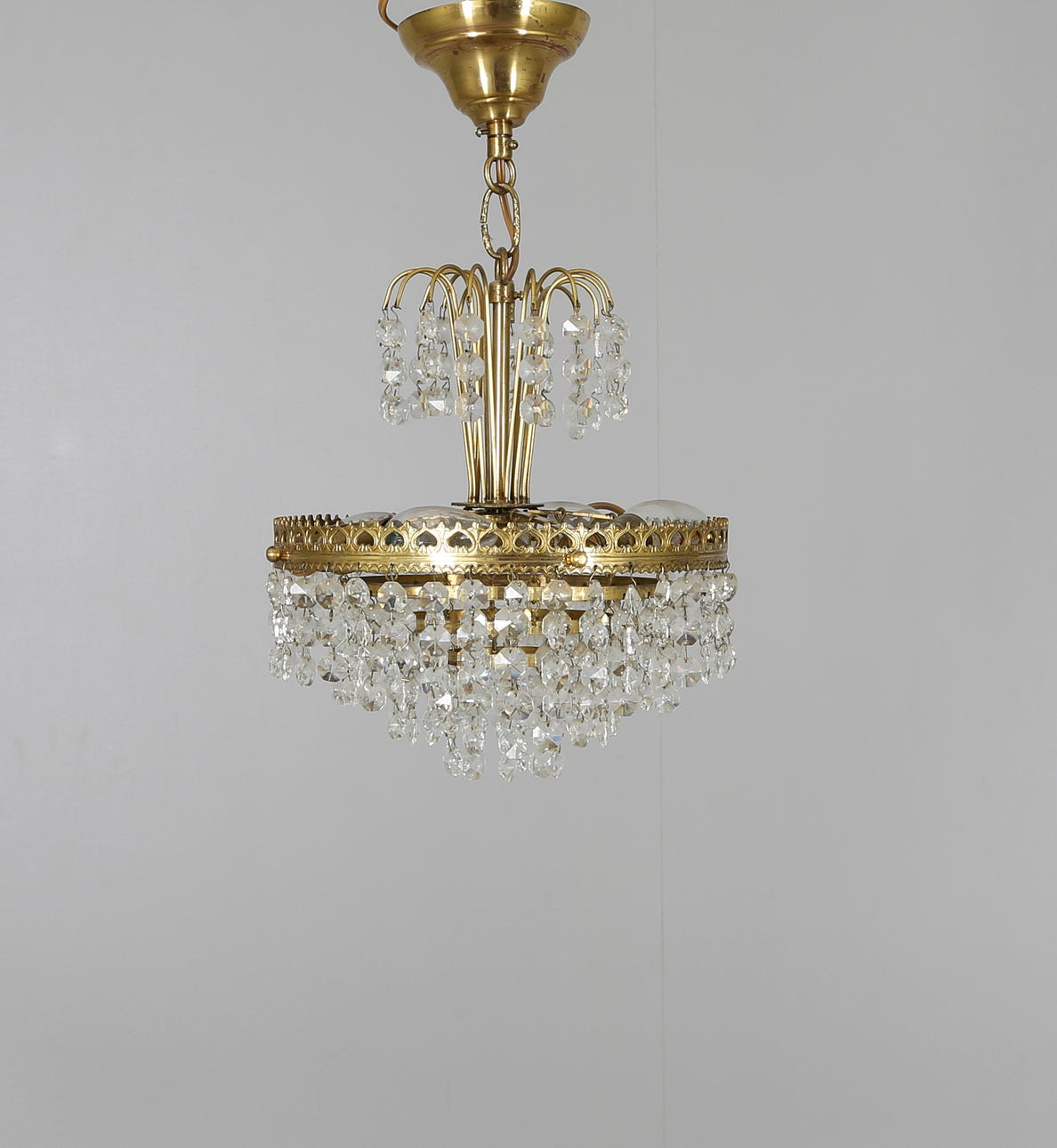 KRISTALLKRONA samt FÖNSTERLAMPOR, 3 delar, mässing, 1900-tal.