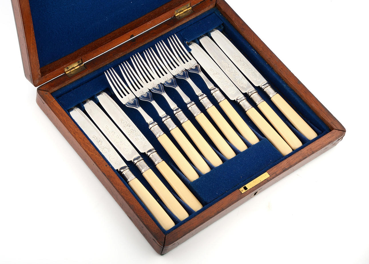 JBC & SL PUNZIERT. Mejslat fruktbestick med benhandtag, trälåda med inläggningar vapensköld.