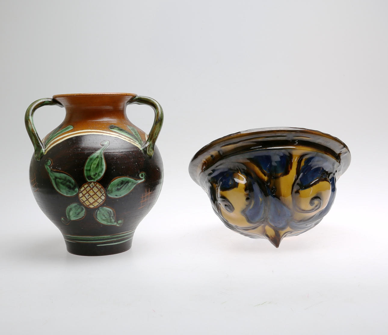 AMPEL och VAS, keramik, Kähler, Danmark, signerad HAK, resp Upsala Ekeby, märkt UE 2061.