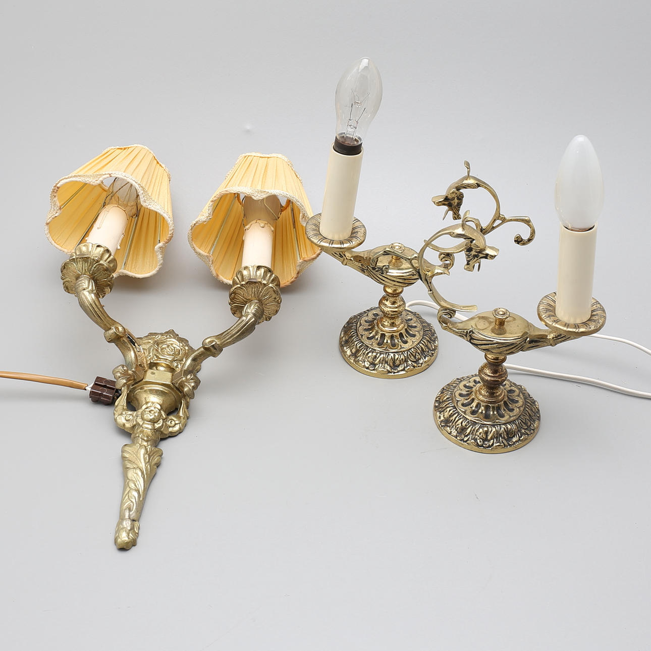 BORDSLAMPOR, ett par, samt VÄGGLAMPETT, gulmetall, 1900-tal.