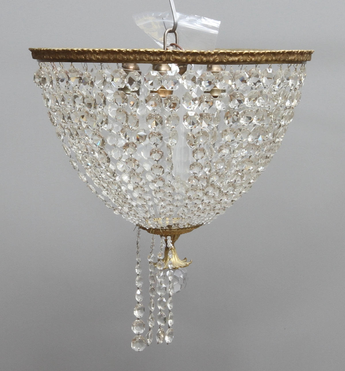 TAKPLAFOND, behängd med prismor, 1900-talets första hälft.