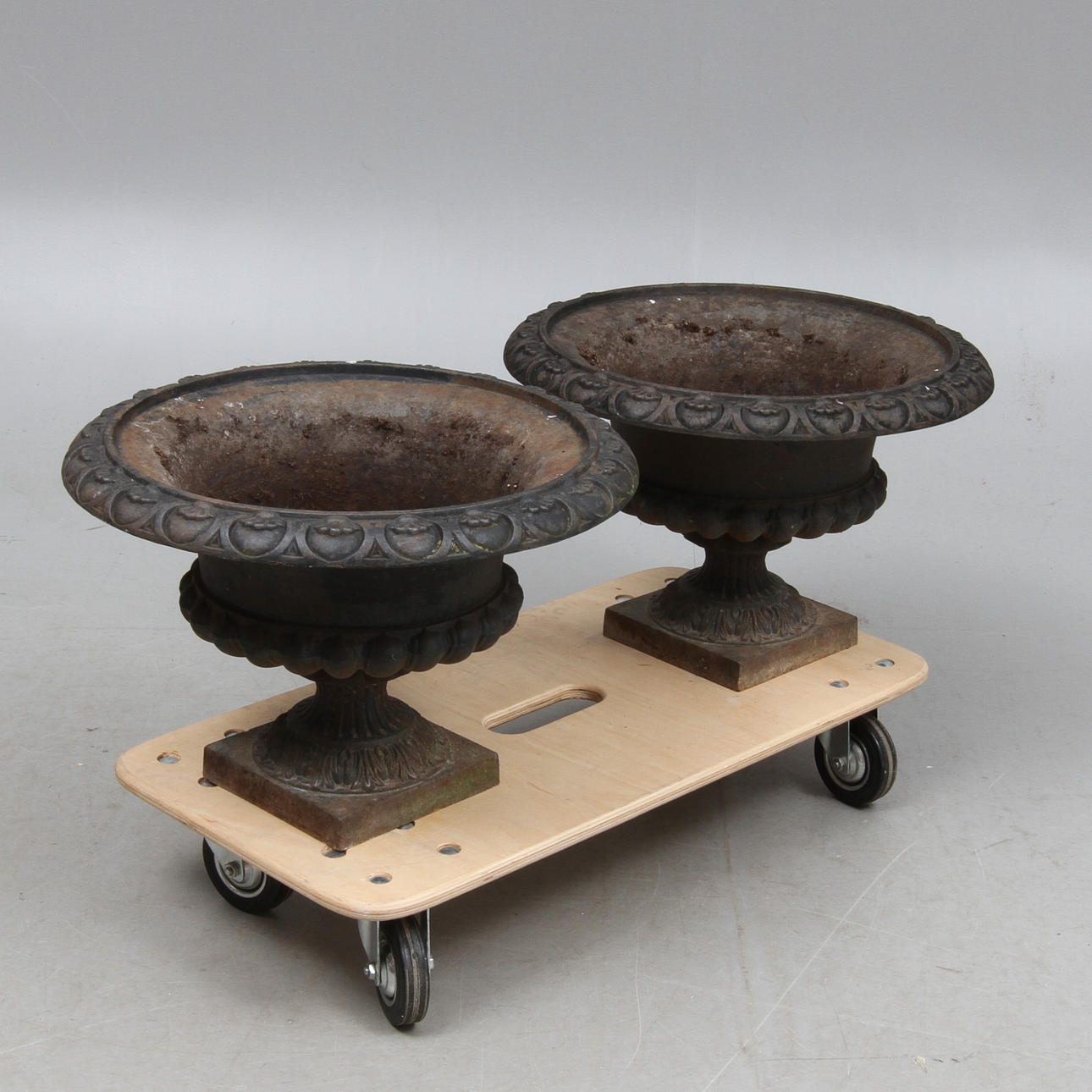 TRÄDGÅRDSURNOR, 1 par, gjutjärn, enligt uppgift Ebbamåla bruk.