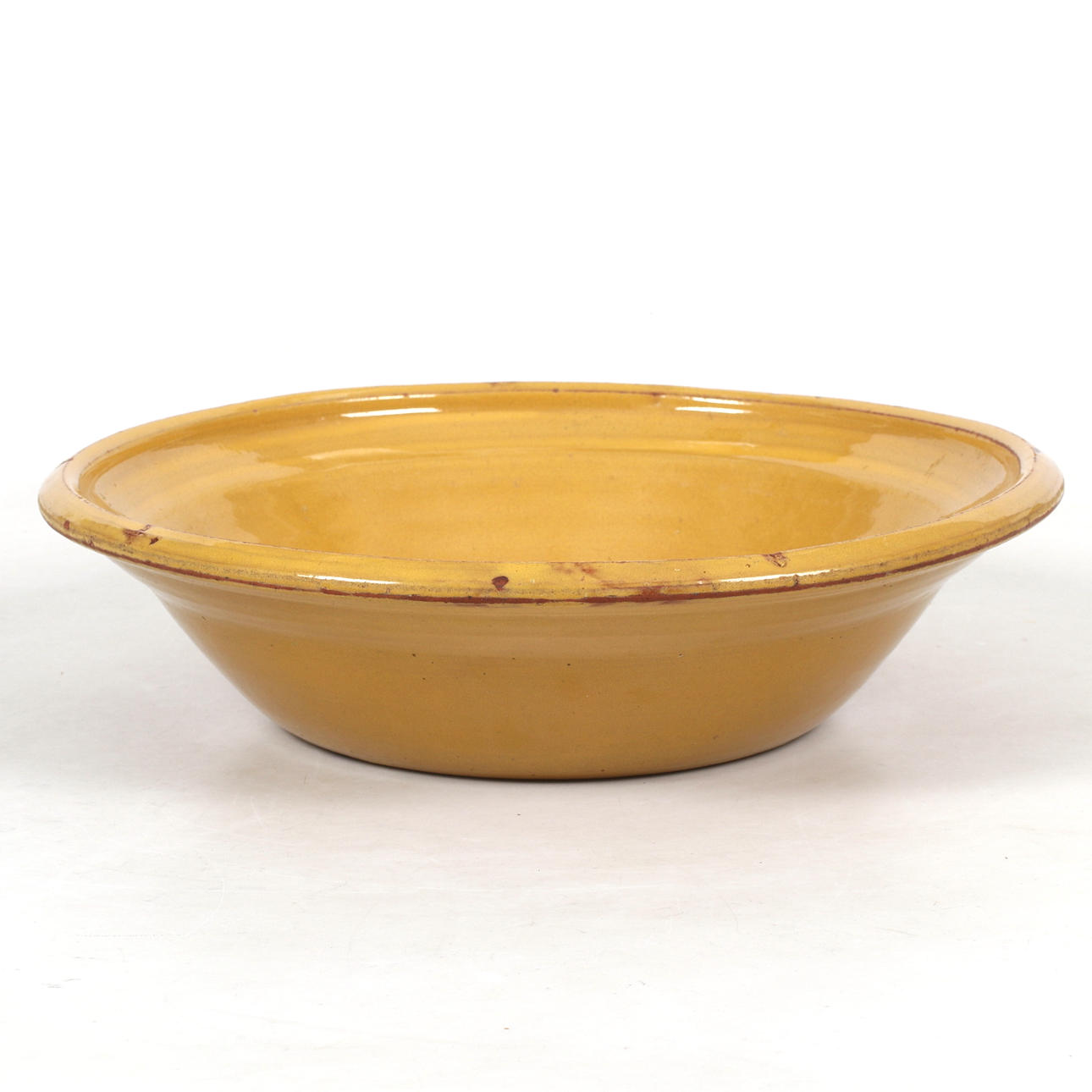 Eine glasierte Tonschale, frühes 20. Jahrhundert.