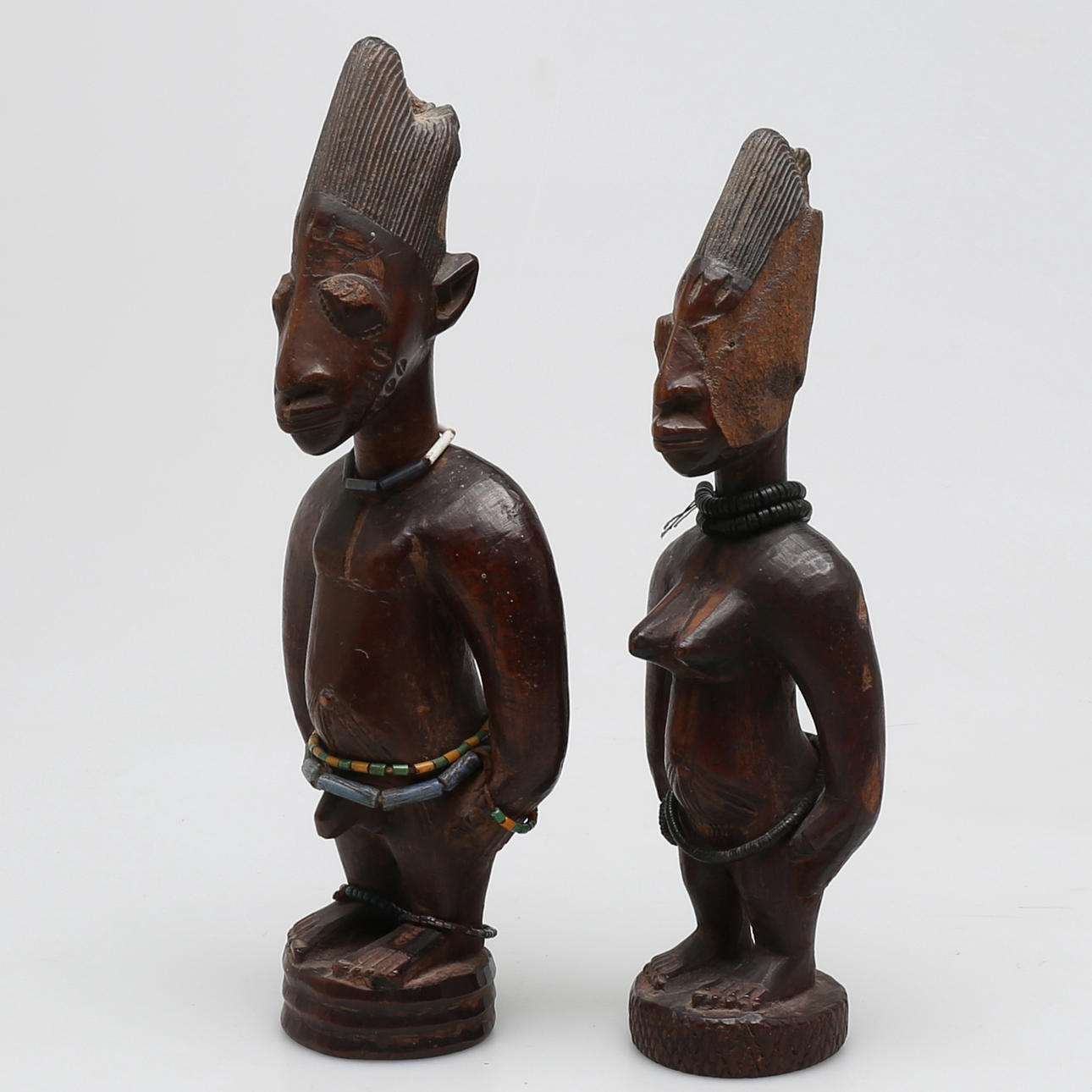 TVILLINGFIGURER, Ibejis, ett par, Yoruba-folket, Oyo-regionen, Nigeria 1900-talets första hälft.