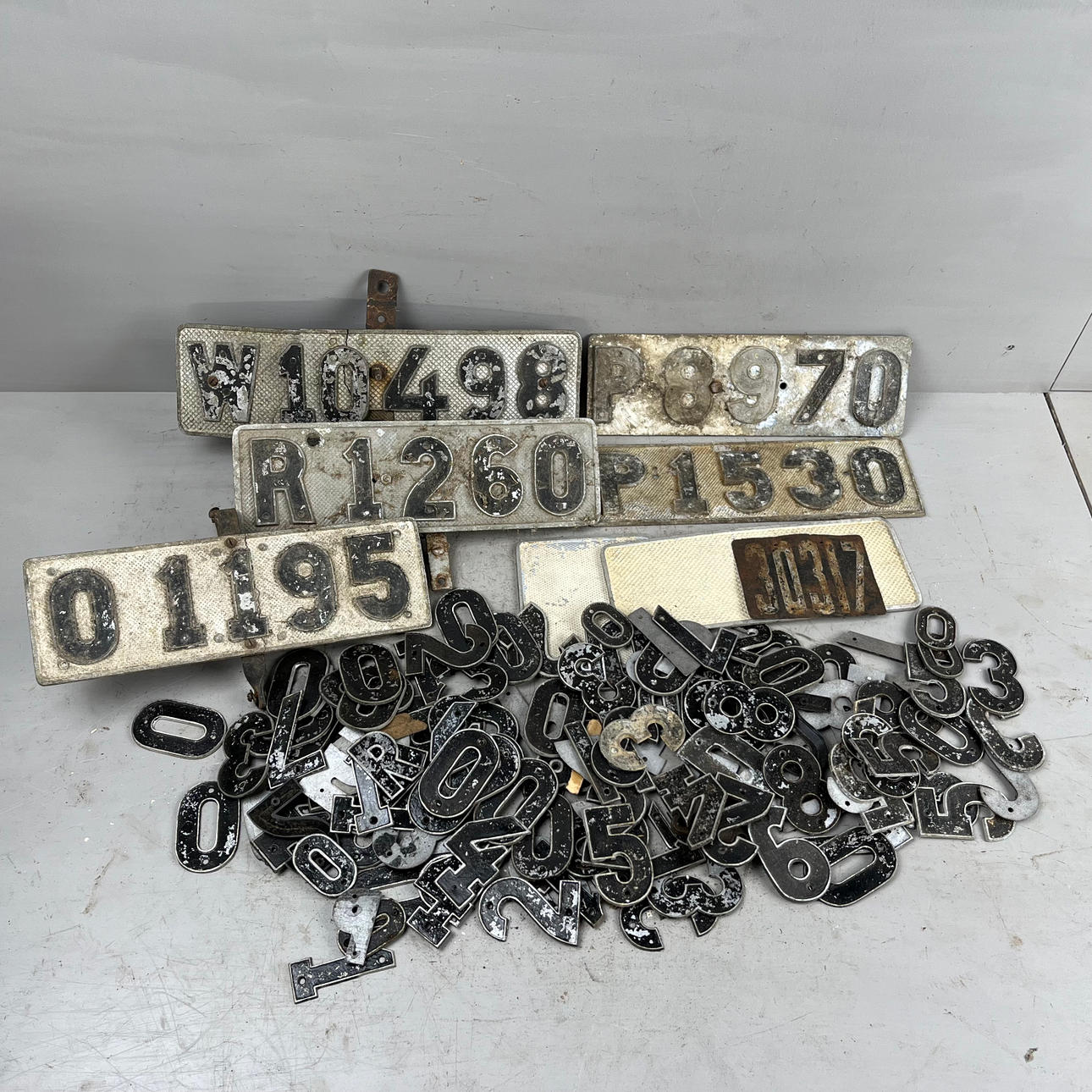 ÄLDRE NUMMERSKYLTAR, parti, 1900-tal.