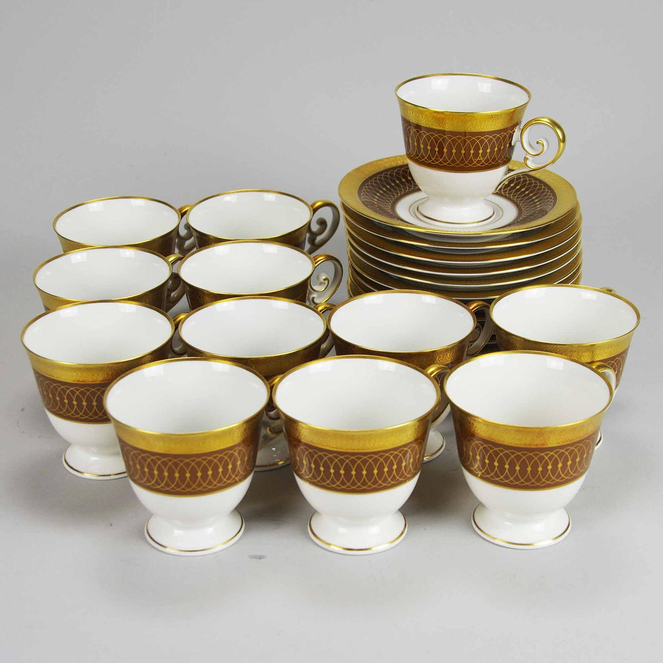 MOCKASERVIS, porslin med förgylld dekorTirschenreuter, Bavaria.