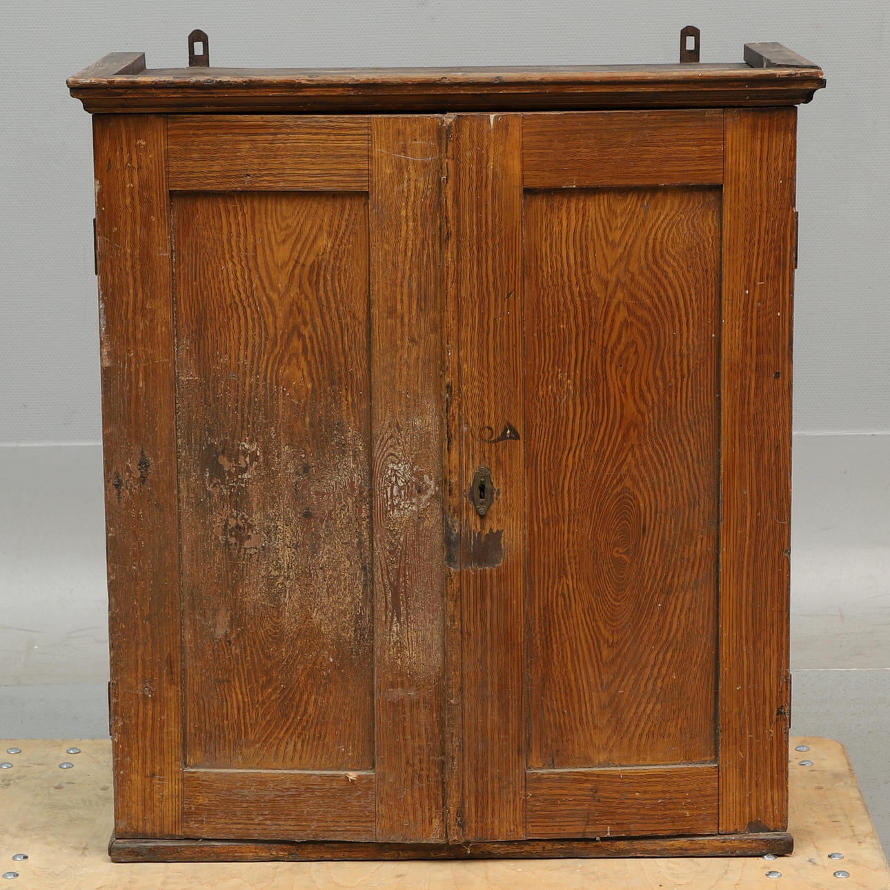 Postschrank aus Holz mit Fächern, 20. Jahrhundert.