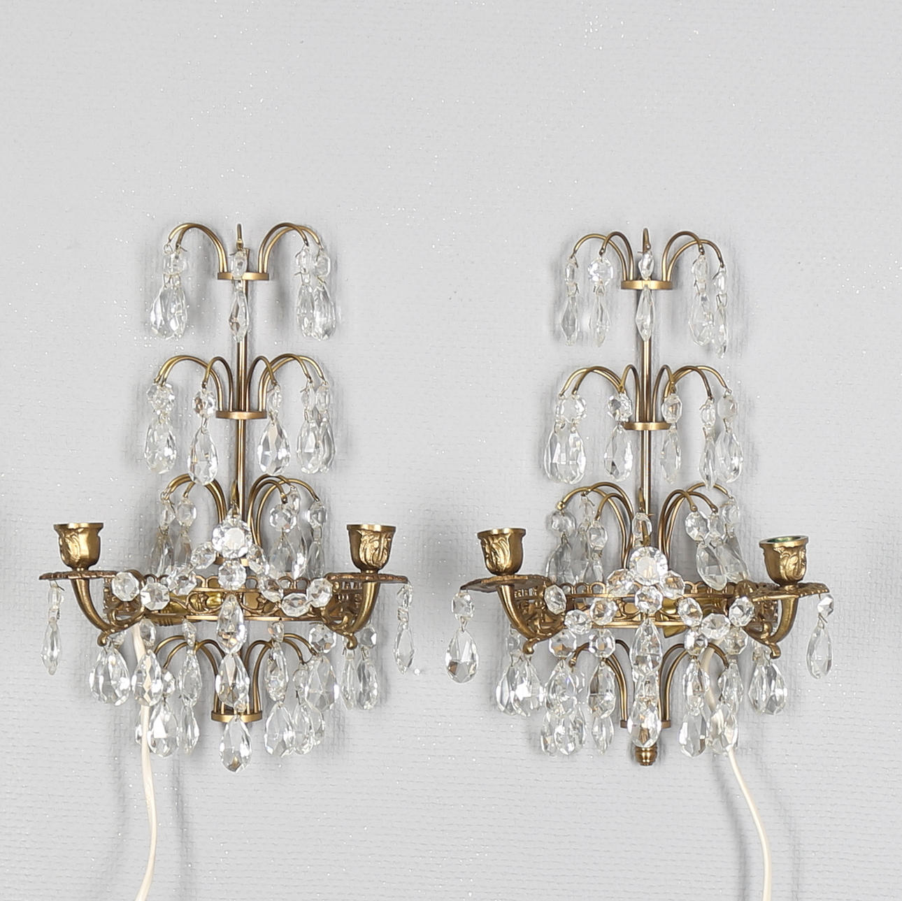 VÄGGLAMPETTER, ett par, metall och prismor, 1900-talets andra hälft.