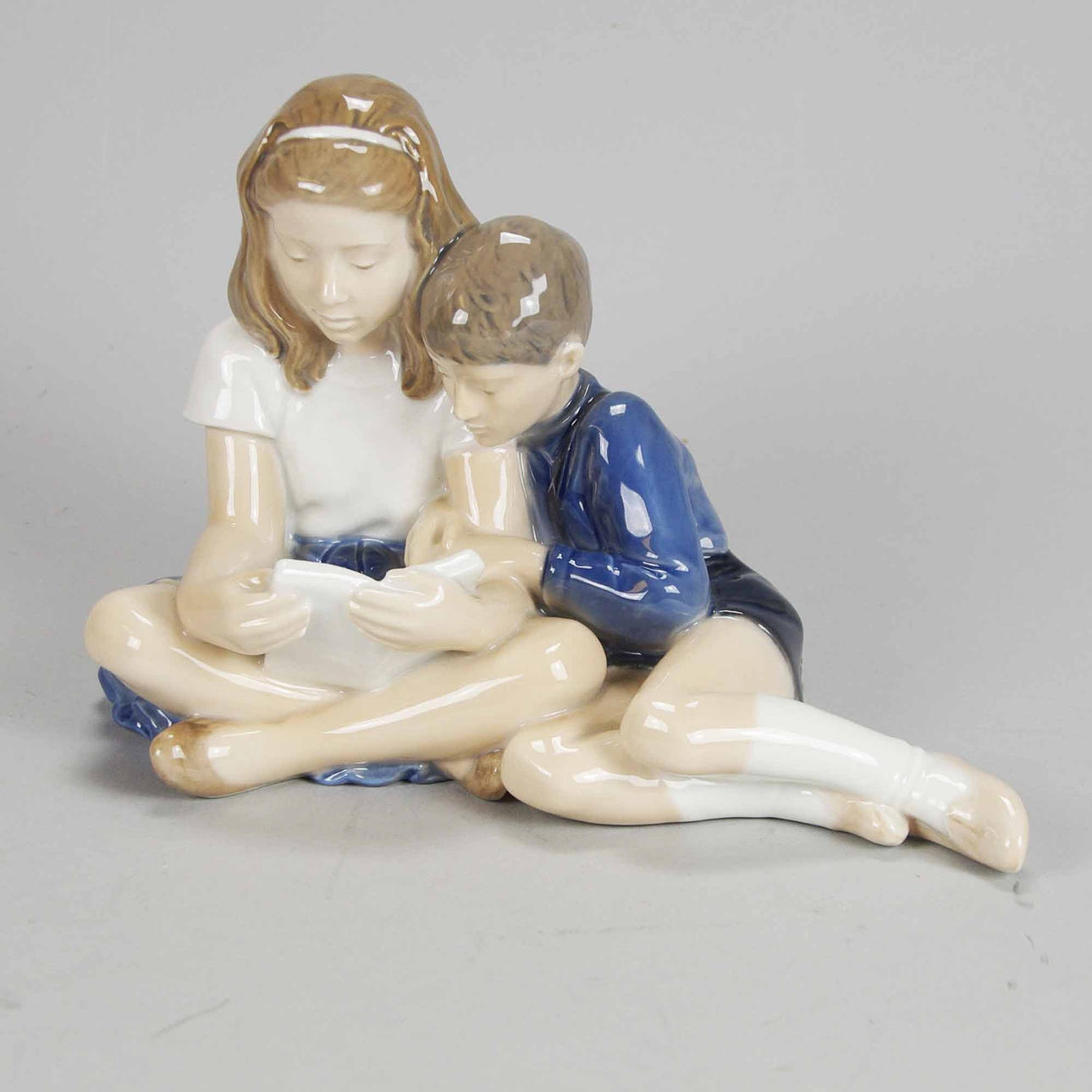 FIGURIN, porslin, läsande barn, Royal Copenhagen.
